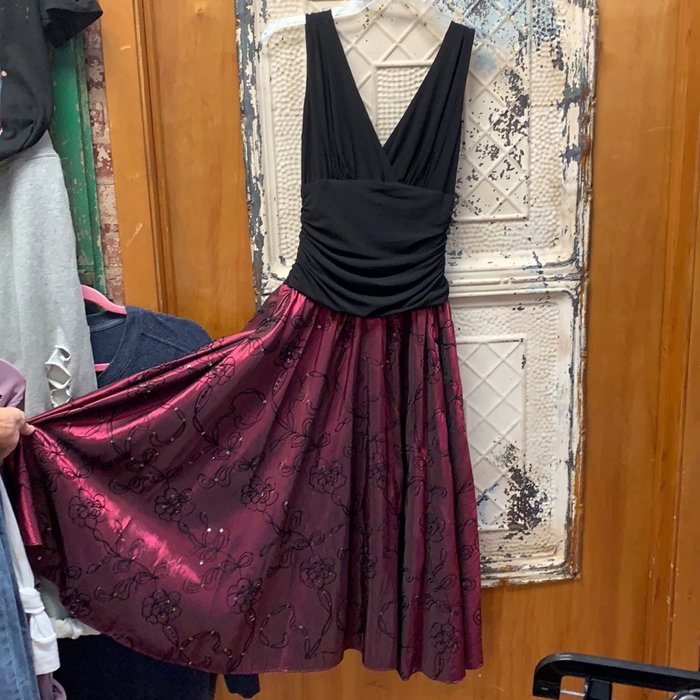 Ladies taffeta dress... size 6